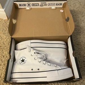 White 8.5 Women Converse, never worn! In original box